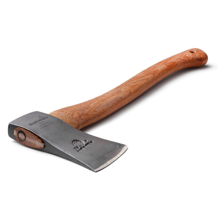 HULTAFORS H009SV handgeschmiedetes Beil aus Kohlenstoffstahl mit leichtem, gebogenem Griff aus Hickoryholz auf weißem Hintergrund