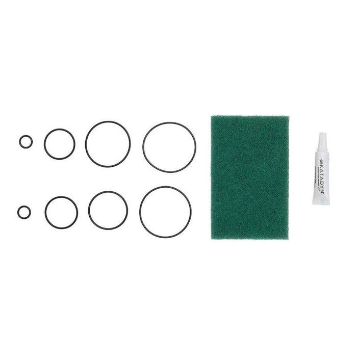 Katadyn Combi-Wartungsset mit 8 O-Ringen, Silikon-Gleitmitteltube und grünem Reinigungspad für die Wasserfilterpflege.