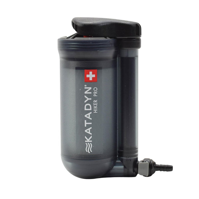 Tragbarer Wasserfilter Katadyn Hiker Pro mit transparentem Gehäuse und Schnellkupplungen für die Flüssigkeitszufuhr beim Camping und Wandern