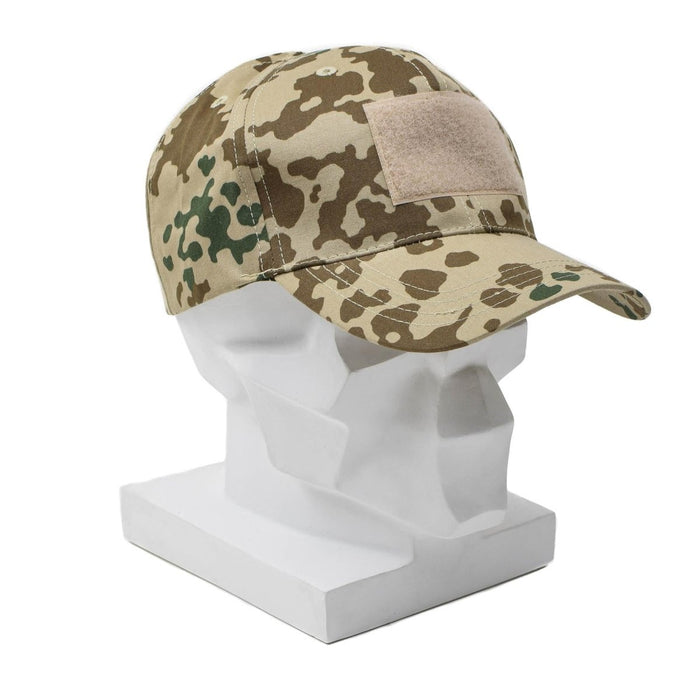Casquette de baseball militaire Leo Kohler en camouflage tropentarn avec ajustement réglable et visière sur tête de mannequin blanche