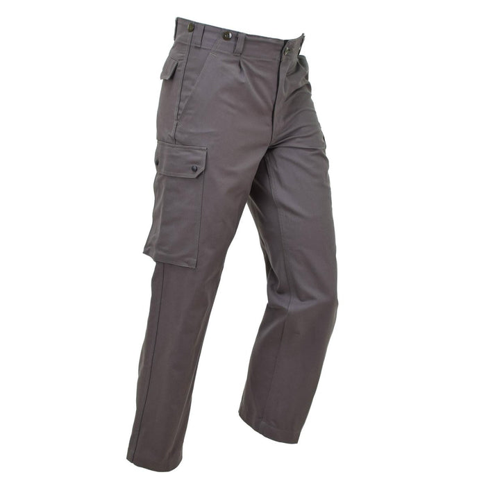 Pantaloni cargo militari grigi da uomo con tasche multiple, tessuto di cotone resistente e vestibilità comoda per un abbigliamento versatile.