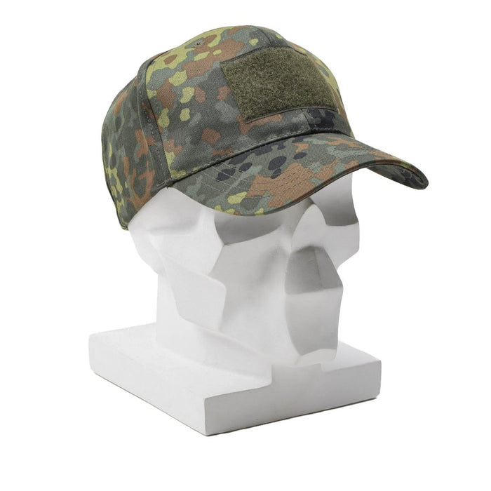 Militärische Baseballkappe mit Flecktarn-Tarnmuster, spitzem Schirm und verstellbarem Riemen auf weißem Mannequinkopf.