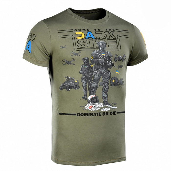T-shirt M-TAC verde oliva in stile militare con grafica tattica dei soldati e dettaglio bandiera ucraina sulla manica.