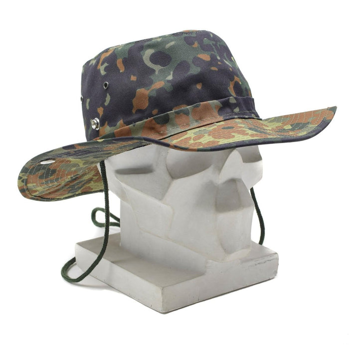 MFH Militärhut im Buschstil in Flecktarn-Camouflage mit breiter Krempe und Kinnriemen für den Einsatz im Freien und im Sommer.