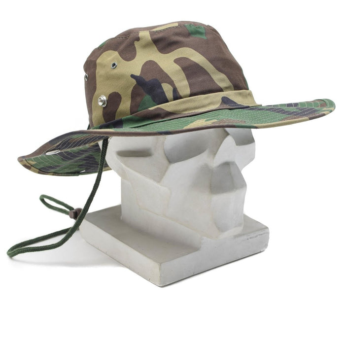 Woodland-Camouflage-Militär-Boonie-Hut mit breiter Krempe und verstellbarem Kinnriemen für Schutz und Komfort im Freien.