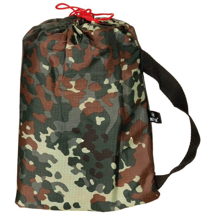 Wasserdichter MFH-Planenschutz in deutscher Flecktarn-Tarnung mit Kordelzugverschluss und schwarzem Tragegriff