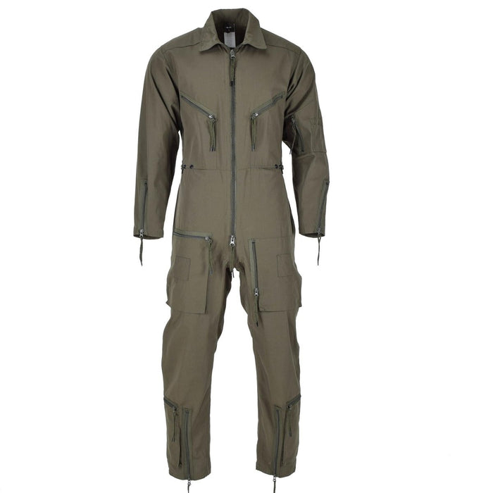 Combinaison pour homme de style armée allemande vert olive Mil-Tec avec plusieurs poches zippées et tissu durable.