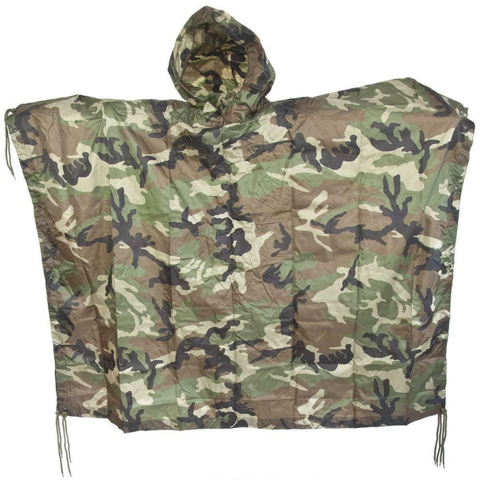 Wasserdichter Mil-Tec-Poncho im Woodland-Tarnmuster mit Kapuze, Ripstop-Regenumhang im Army-Stil für den Outdoor- und taktischen Einsatz