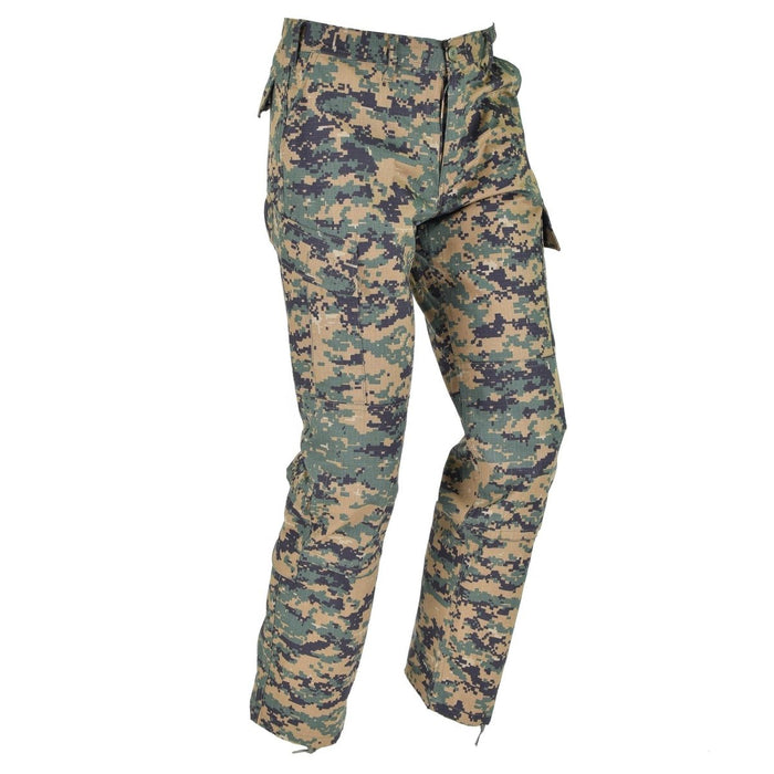 Digitale Woodland-Camouflagehose im US-Armee-Stil von Mil-Tec mit strapazierfähigem Ripstop-Gewebe und mehreren Cargotaschen für den Einsatz im Freien.