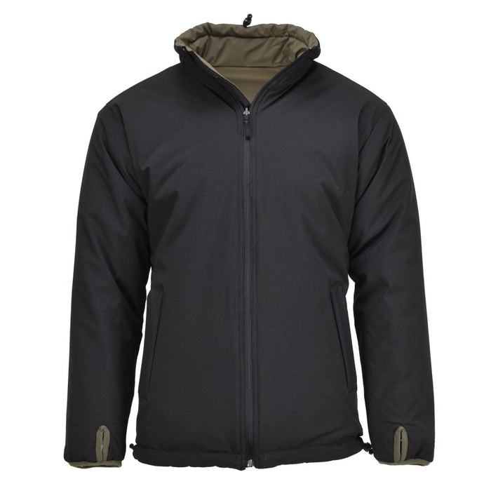 Schwarze Seite der wendbaren MIL-TEC Kaltwetterjacke des deutschen Militärs mit winddichter Isolierung und verstellbaren Funktionen.