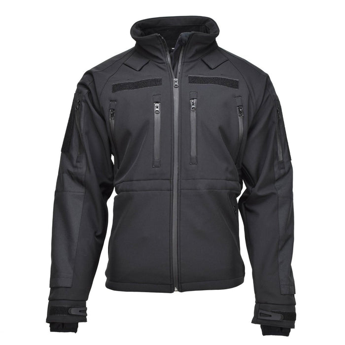 Schwarze MIL-TEC-Softshelljacke mit Reißverschlusstaschen, winddichte, wasserabweisende und atmungsaktive Activewear für den Outdoor-Einsatz.