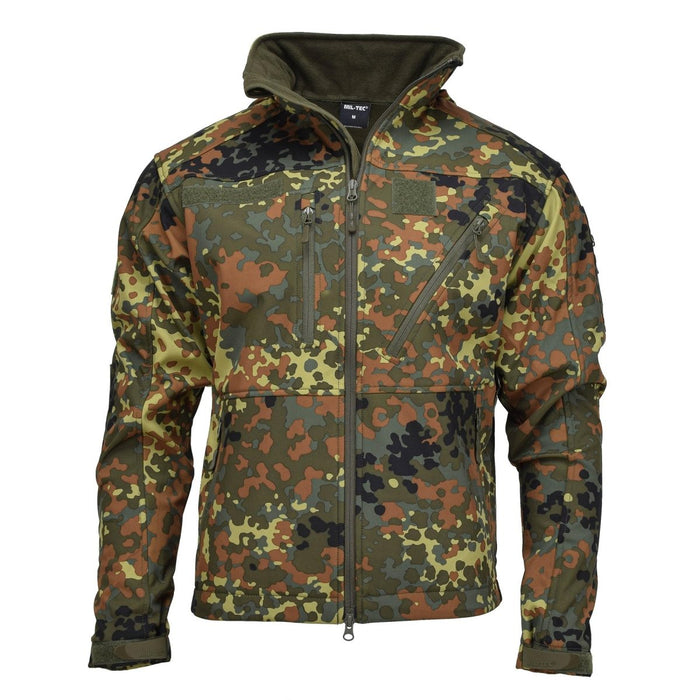 MIL-TEC-Softshelljacke im deutschen Flecktarn-Tarnmuster mit Reißverschlusstaschen, verstärkten Ellbogen und verstellbaren Bündchen für den Outdoor-Einsatz.