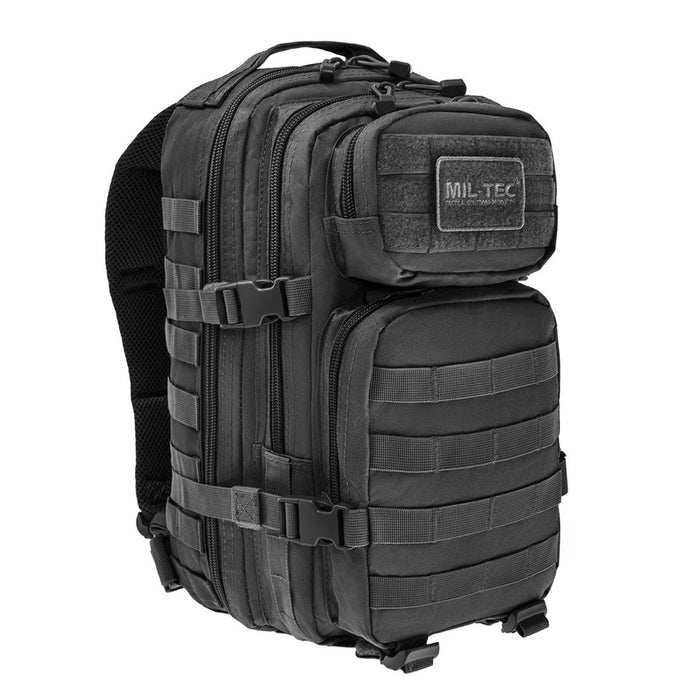 Schwarzer taktischer 20-Liter-Rucksack im U.S. Assault-Stil von MIL-TEC mit MOLLE-Aufsätzen und gepolsterten Trägern für den Einsatz im Freien