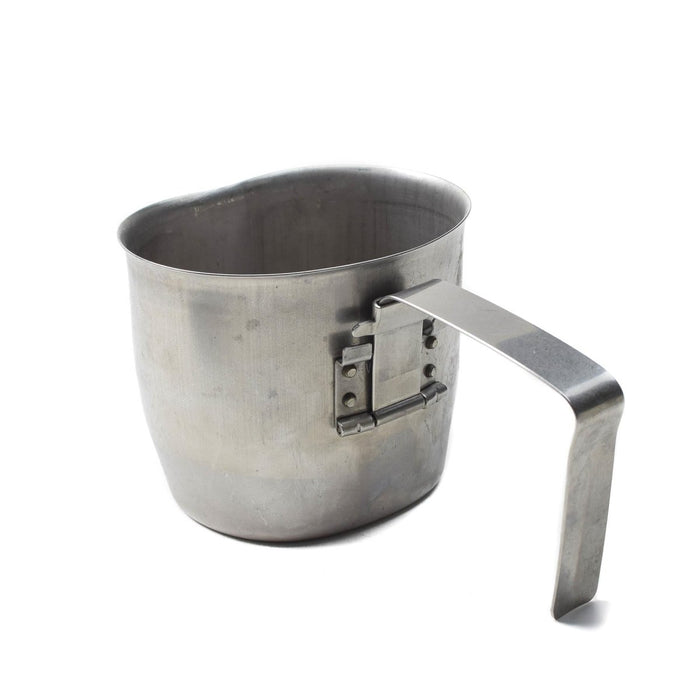 Vintage-Feldbecher aus österreichischem Militär-Edelstahl mit Klappgriff, langlebig und perfekt für den Außenbereich.