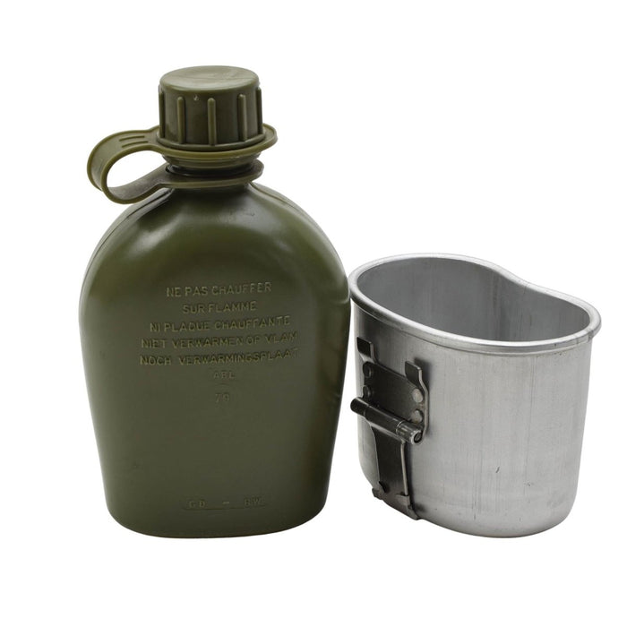 Original belgische 1-Liter-Militärflasche aus olivgrünem Kunststoff mit angebrachtem Deckel und Aluminiumbecher mit klappbaren Griffen