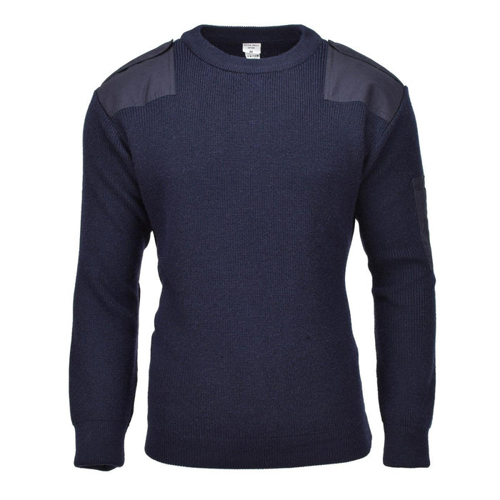 Marineblauer Pullover auf weißem Hintergrund