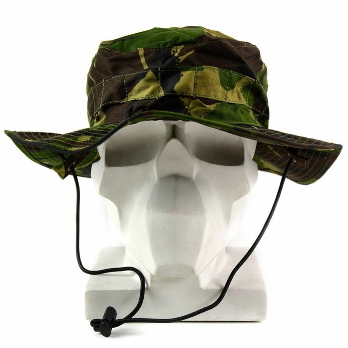 Casquette boonie authentique de l'armée britannique en camouflage forestier avec mentonnière et large bord pour la protection solaire et le confort