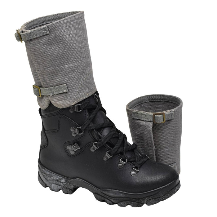 Ghette per le gambe vintage originali militari britanniche in tela grigia, mostrate con stivale da combattimento nero per una robusta protezione all'aperto.