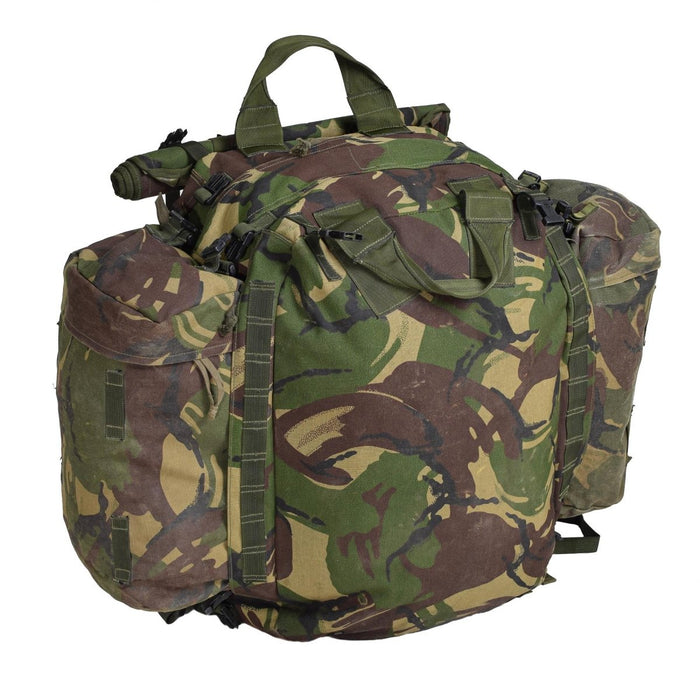 Originaler taktischer Rucksack des britischen Militärs mit Tarnmuster, mehreren Fächern und gepolsterten Schultergurten zum Wandern und Camping.