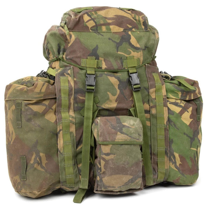 Zaino tattico militare originale britannico con mimetica boschiva, capacità di 90 litri, tasche laterali e design in resistente nylon Cordura.