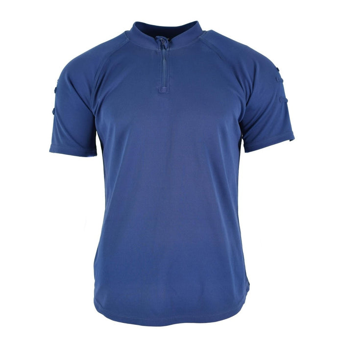 Original britisches Polizei-T-Shirt aus blauem, atmungsaktivem Stoff mit Reißverschluss vorne, kurzen Ärmeln und hohem Kragen.