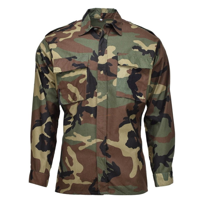 Camicia BDU originale militare croata mimetica nei boschi, tessuto di cotone resistente con tasche multiple sul petto, design tattico a maniche lunghe.