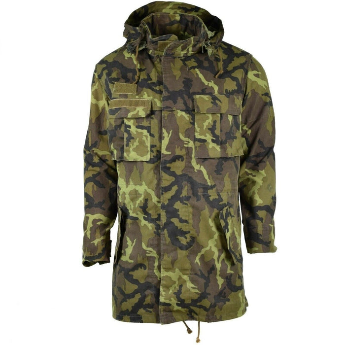 Originaler Feldjackenparka der tschechischen Armee im Tarnmuster CZ 95 mit Kapuze und mehreren Taschen für den Einsatz im Freien