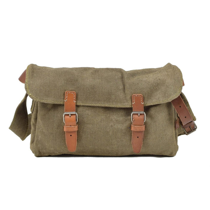 Sac à bandoulière en toile militaire tchèque vintage avec lanières en cuir et fermetures à boucle robustes sur fond blanc