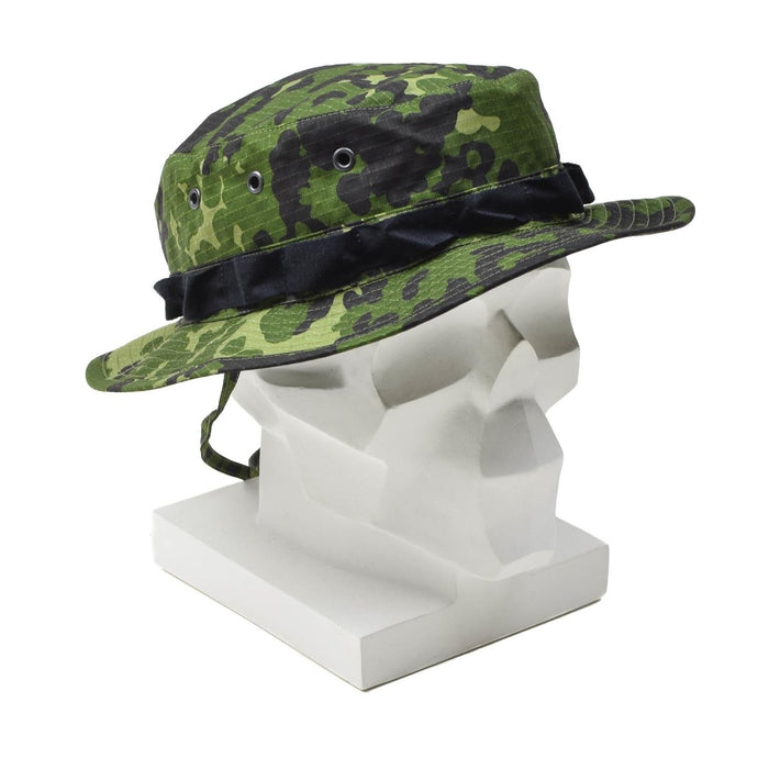 Chapeau bob boonie camouflage M84 original danois en tissu ripstop durable avec mentonnière sur tête de mannequin blanche