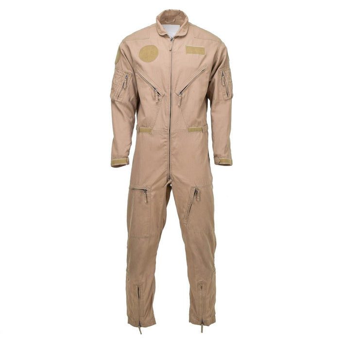 Combinaison de vol originale en aramide kaki de l'armée de l'air néerlandaise avec plusieurs poches et poignets réglables pour plus de durabilité et de confort.