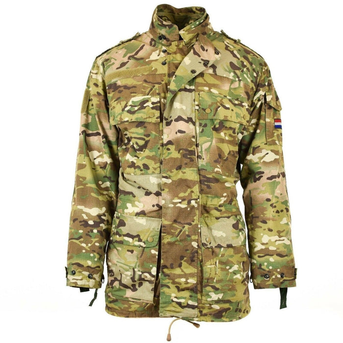 Giacca da campo M65 originale dell'esercito olandese in mimetica Multitarn con tessuto ripstop, vestibilità regolabile e chiusura full zip.