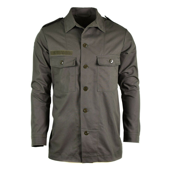 Giacca da campo originale M65 dell'esercito olandese in verde oliva con tasche sul petto e spalline, stile militare e design resistente.