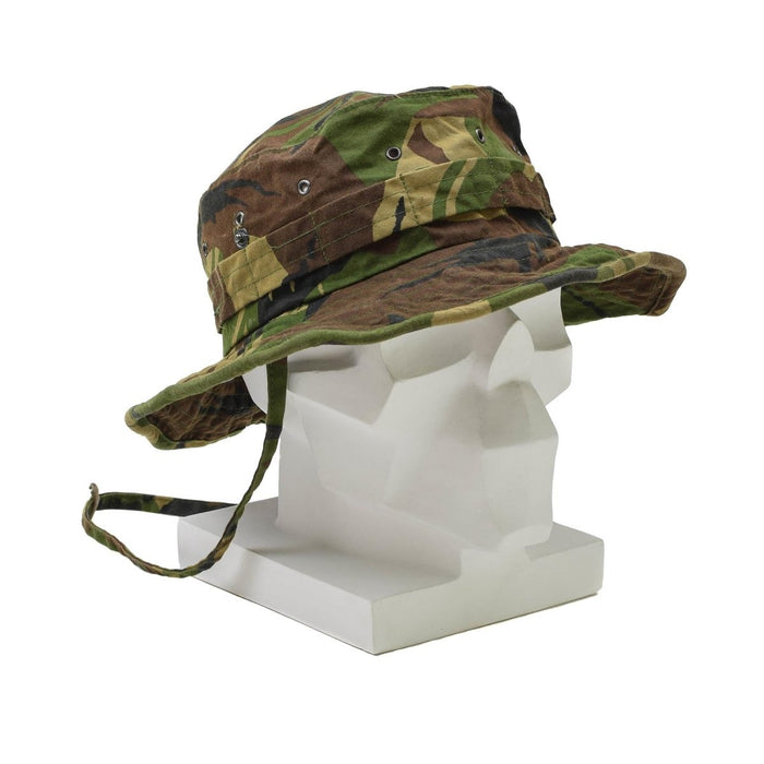 Chapeau boonie militaire néerlandais DPM avec large bord et mentonnière en camouflage boisé sur tête de mannequin blanche