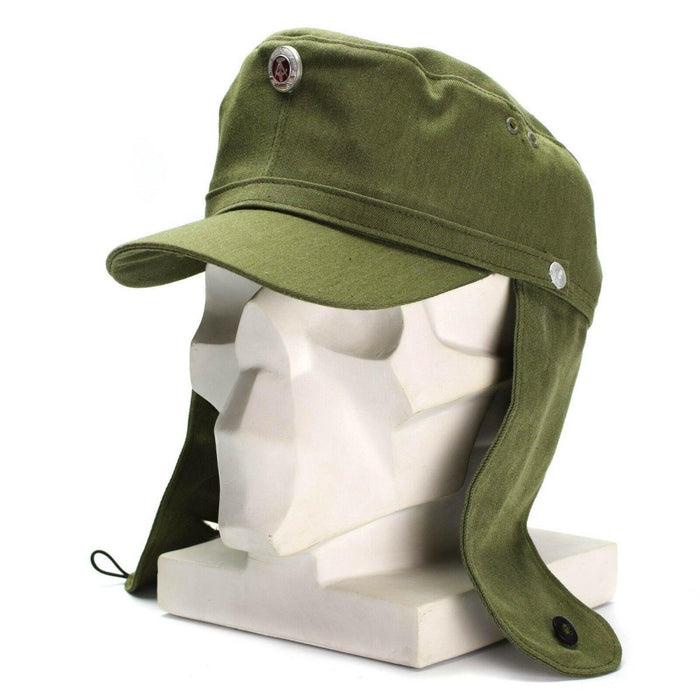 Casquette militaire originale de style NVA M-43 d'Allemagne de l'Est avec oreillettes rabattables et insigne en métal en tissu vert olive