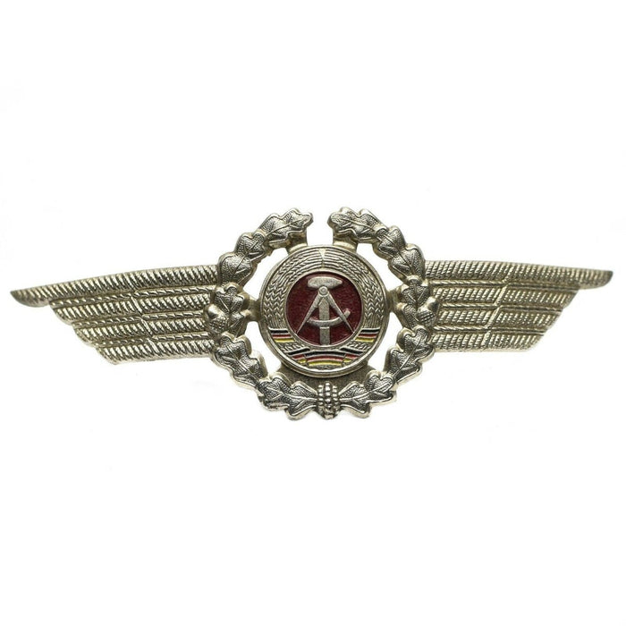 Distintivo con coccarda da ufficiale militare originale della Germania dell'Est NVA DDR con ali argentate e centro dell'emblema rosso