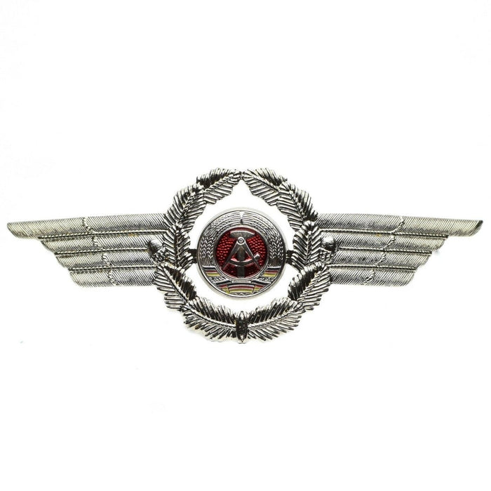 Distintivo a spilla con coccarda per cappello militare dell'esercito originale della Germania dell'Est NVA DDR con ghirlanda d'argento alata e centro dell'emblema rosso