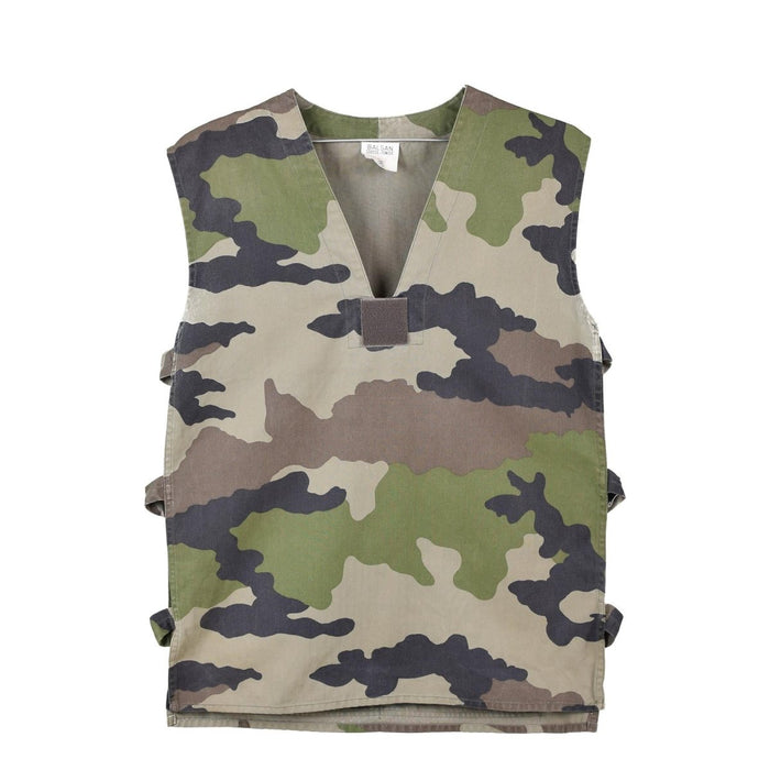 Gilet da combattimento tattico originale dell'esercito francese in mimetica F2 CCE, resistente e progettato per un uso esterno versatile.