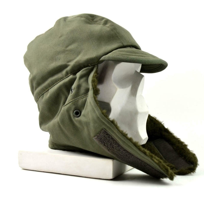 Chapeau de parachutiste d'hiver original de l'armée française en vert olive avec oreillettes isolées rabattables pour une protection contre le froid.