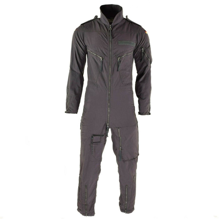 Tuta da pilota in cotone originale dell'esercito tedesco con spalline, tasche con cerniera e toppa con bandiera tedesca sulla manica.