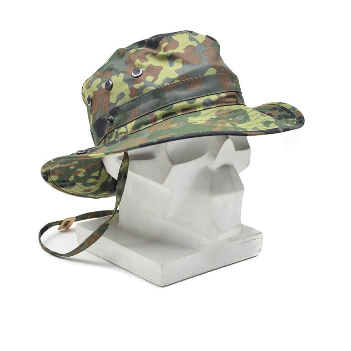 Chapeau boonie Flecktarn original de l'armée allemande avec mentonnière, large bord et motif camouflage pour une utilisation en extérieur.
