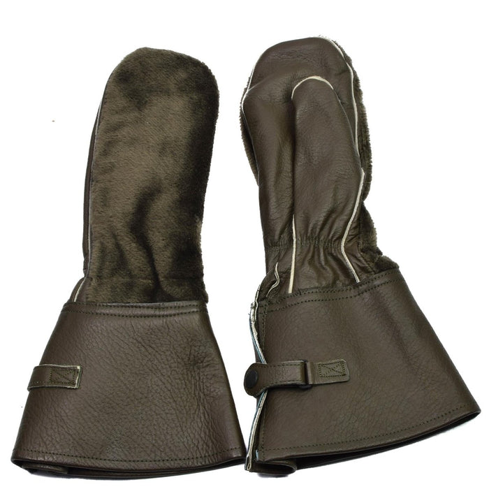 Guanti da moto in pelle vintage originali dell'esercito tedesco con fodera isolante e cinturini con fibbia regolabili per la guida con tempo freddo.