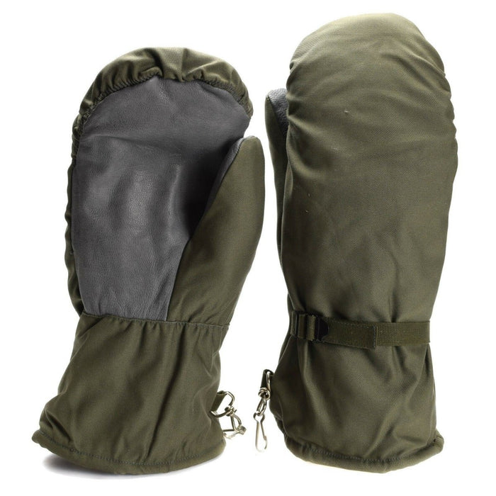 Guanti mimetici grigio oliva originali dell'esercito tedesco con cinturino regolabile, materiale resistente e fodera isolante per la protezione dal freddo.