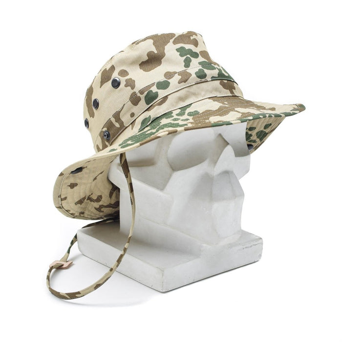 Cappello boonie mimetico tropicale originale dell'esercito tedesco con fori di ventilazione e sottogola sulla testa del manichino bianco