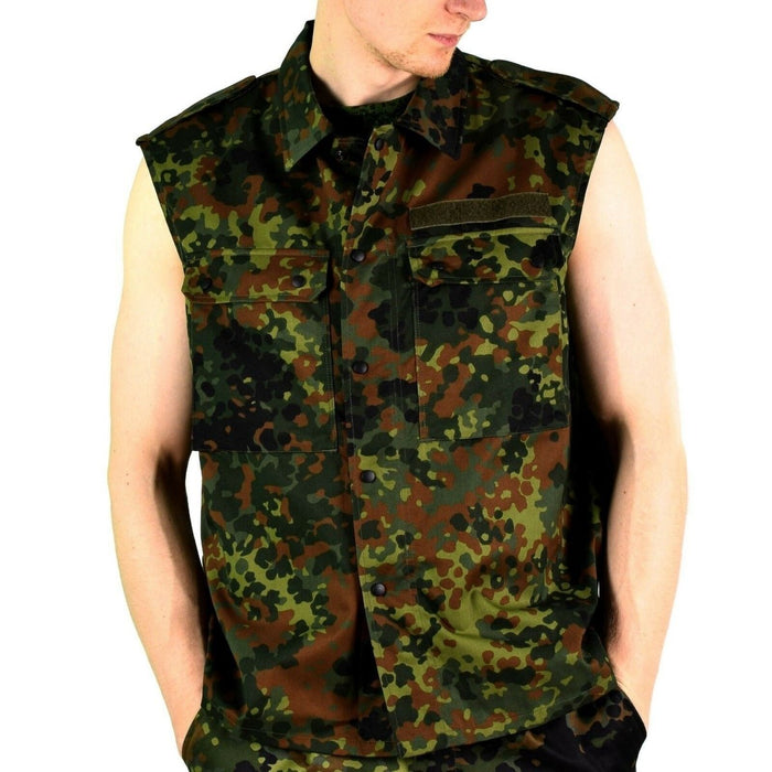 Ärmellose taktische Flecktarn-Tarnweste der Bundeswehr mit mehreren Taschen und Knopfleiste vorne für den Einsatz im Freien und im Kampf