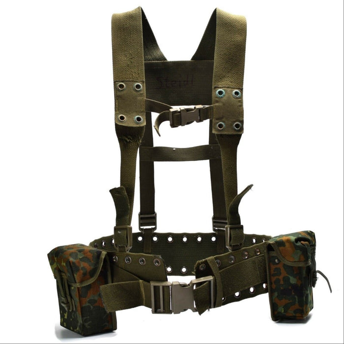 Set di cinture tattiche originali dell'esercito tedesco in 4 pezzi con cintura regolabile, spallacci e tasche porta caricatori mimetiche.