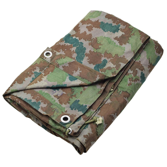 Gefaltetes deutsches Vintage-Ponchozelt im Tarnmuster mit Metallösen für Camping- oder Überlebensunterkünfte