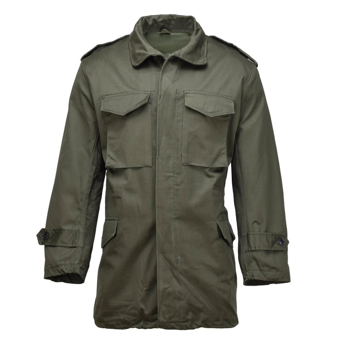 Original griechische M65-Feldjacke in Olivgrün mit mehreren Taschen und strapazierfähigem, wetterbeständigem Stoff.