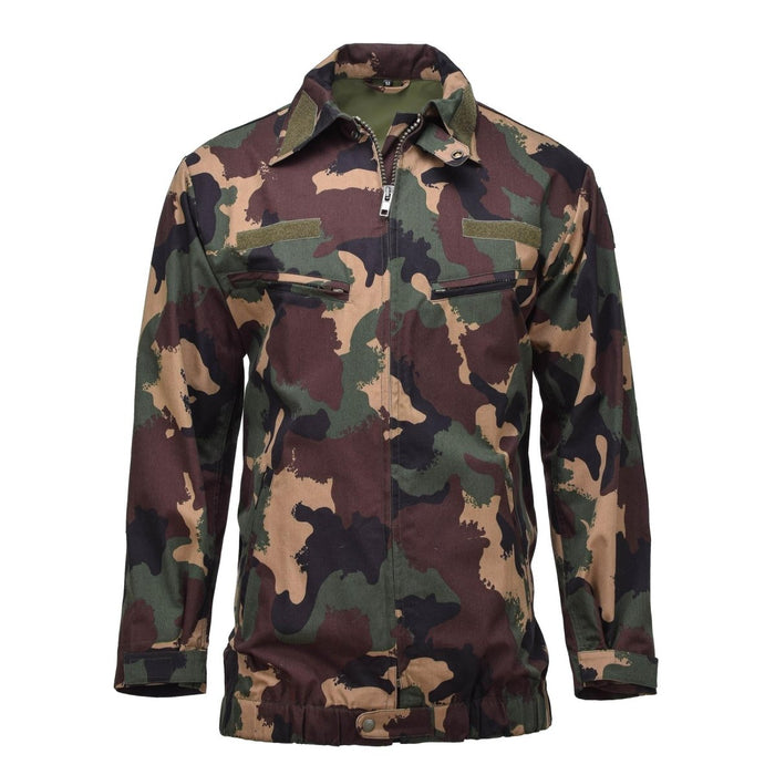 Ungarische Militärjacke M1990 in vierfarbigem Waldtarnmuster mit Reißverschluss vorne und mehreren Aufbewahrungstaschen.