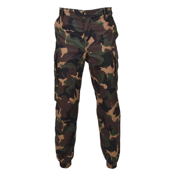 Pantaloni cargo mimetici estivi militari originali ungheresi M1990 realizzati in resistente tessuto ripstop con tasche multiple.