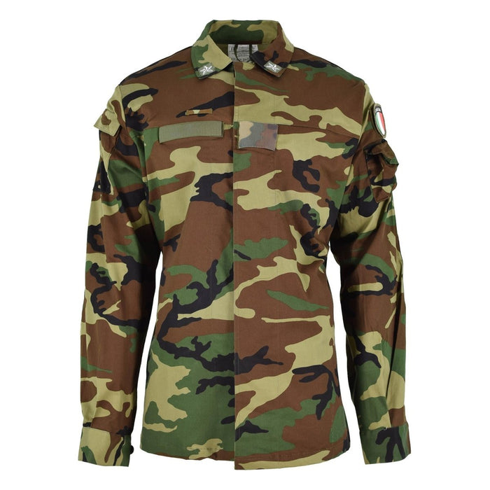 Giacca da combattimento originale militare italiana in leggero camo bosco con tasche multiple e polsini regolabili.